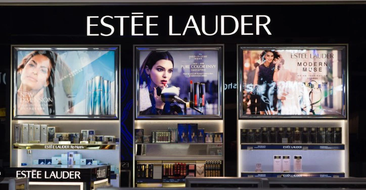 Estée Lauder bị phạt 750.000 CAD vì sản phẩm chứa “hóa chất vĩnh cửu” 